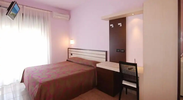 Четырёхместный номер Classic с балконом Hotel Clara