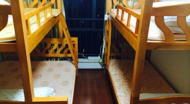Кровать в общем номере (женский номер) Yi Jia Ren Hostel