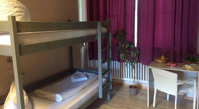 Pat în dormitor (dormitor pentru femei) PLUS BERLIN Hotel & Hostel