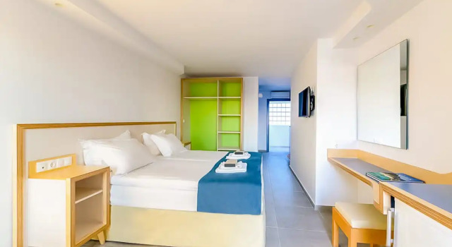 Номер Family с 2 комнатами с видом на бассейн Alia Beach Hotel by Estia