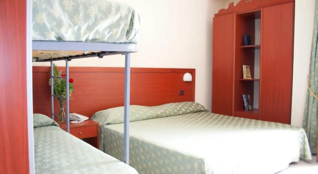 Habitación cuádruple Estándar con balcón Hotel Felix