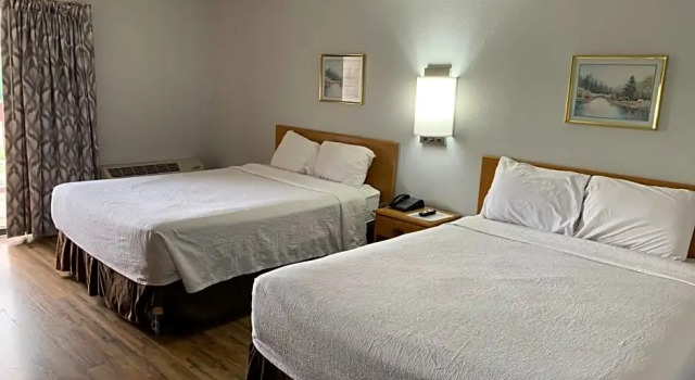 Четырёхместный номер Standard Days Inn by Wyndham Waynesville NC