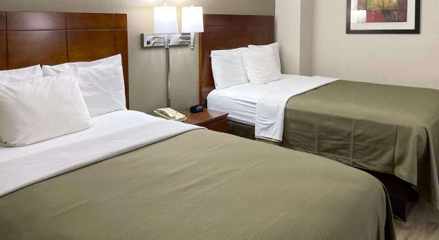 Четырёхместный номер Standard Econo Lodge Cartersville-Emerson Lake Point