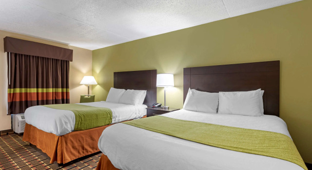 Четырёхместный номер Standard SureStay Hotel by Best Western Lenoir City