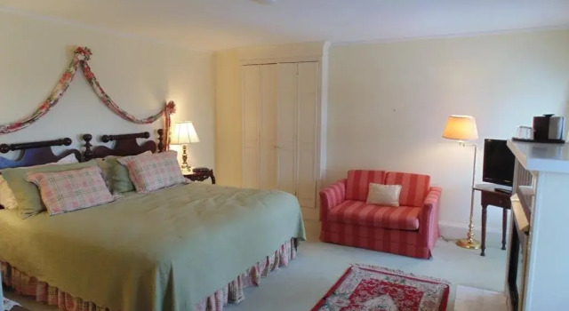 William Seaward Inn, Book Hotel Westfield New York State