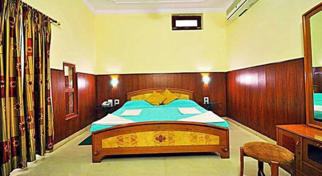 Relax Inn Kathgodam, Rezerwuj Hotel Hotele w Uttarakhand z basenem, Basen