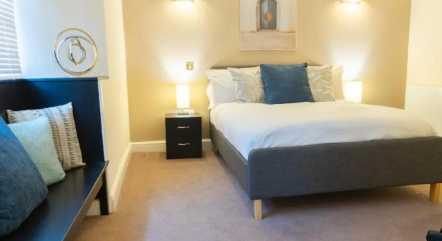 Premiere City Centre Apartment with Gated Parking and Excellent Feedback, Big Double Bedroom, Balcony, Courtyard Garden, Ideal for Long Stays, WFH, Getaways and Ongoing Contracts