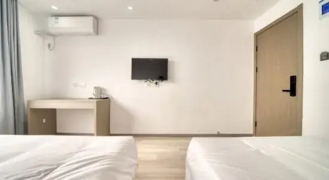 Кровать в общем номере (мужской номер) Huatiancan Hotel (Xihu Zhonghe North Road Subway Station)