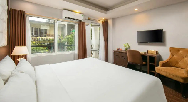 Полулюкс с балконом Hanoi Diamond King Hotel & Travel