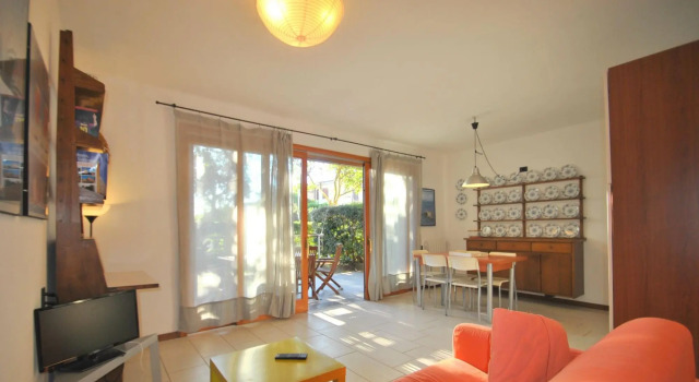 In vacation residence , 40 mt from the sea,apartment for 4-6 people, on the ground floor with a priv-villa marina int 2 Ostro