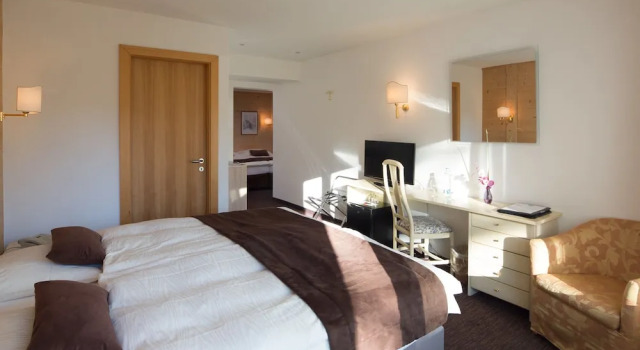 Четырёхместный номер Standard с балконом Hotel La Prairie