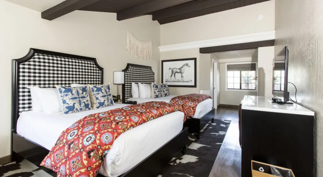 Четырёхместный номер Standard с видом на бассейн Oceanpoint Ranch