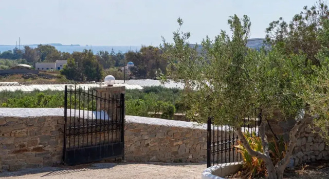 Theodora s Suite in Agios Charalampos, Prenota Casa vacanze Hotel a Paro con parcheggio, Parcheggio