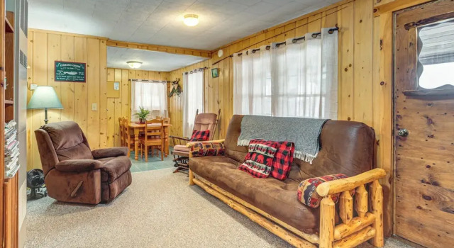 Коттедж South Twin Lake Cabin w/ Seasonal Dock & Slip!