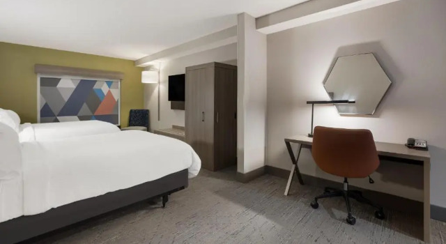 Четырёхместный номер Standard Holiday Inn Express Hotel & Suites Perry by IHG