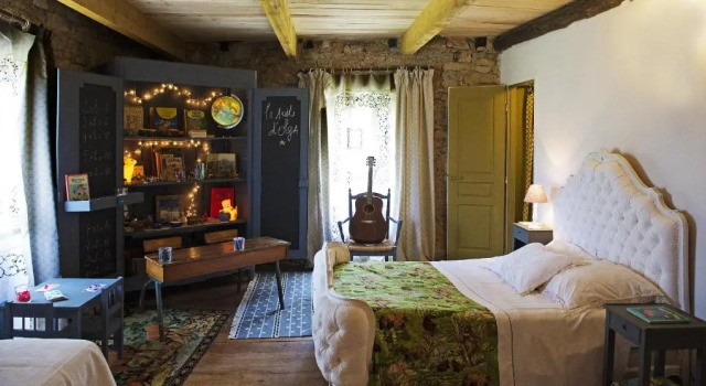 Кровать в общем номере Maison dHôtes La Singulière