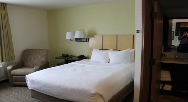 Люкс Candlewood Suites Tulsa