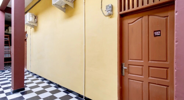 Yvel Homestay by OYO Rooms, Book Hotel Hoteller i Medan med parkering, Parkering