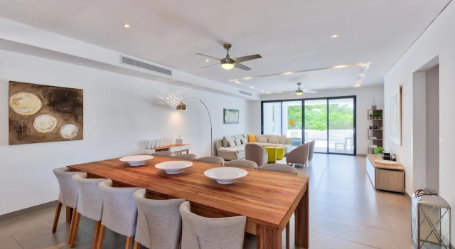 Contemporary Condo, Walk to Beach, Shops, Restaurants, AC, Free Wifi, Pool, Book Hotel Hoteller i Maho med pool, Swimmingpool