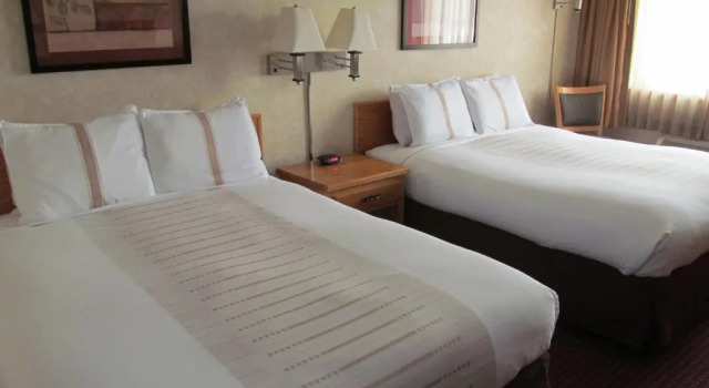 Четырёхместный номер Standard Fireside Inn and Suites