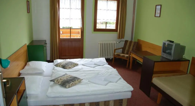 Hotel U Mustku, Rezerwuj Hotel Hotele w Jizera Mountains z parkingiem, Parking