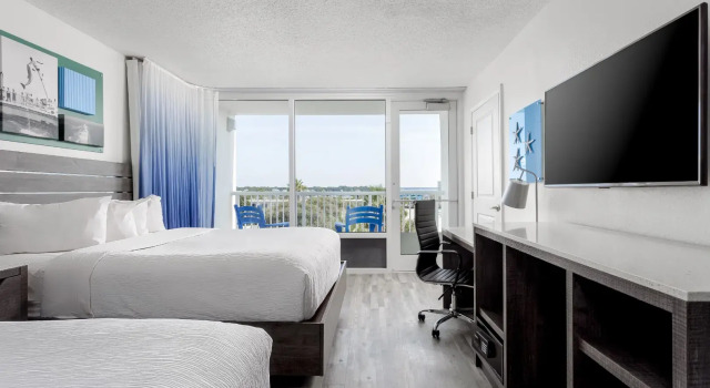 Четырёхместный номер Standard с видом на бассейн The Island Resort at Fort Walton Beach