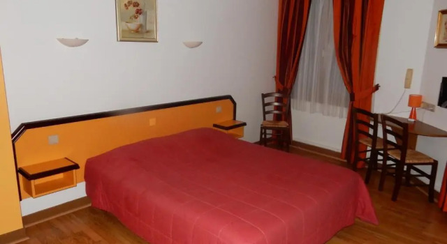 Четырёхместный номер Comfort Logis Hôtel Saint-Hubert