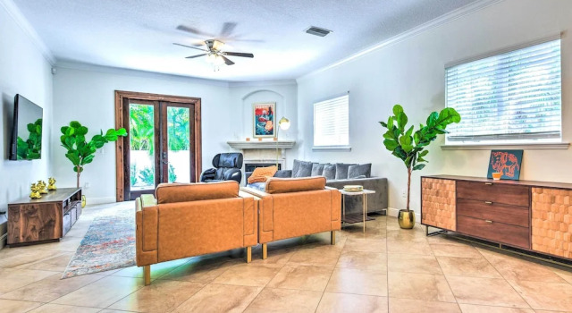 Sunny Sarasota Abode w/ Yard ~ 1 Mi to Dtwn!, Забронировать Дом для отпуска Отели Сарасота с парковкой, рядом с Museum of Asian Art, Парковка