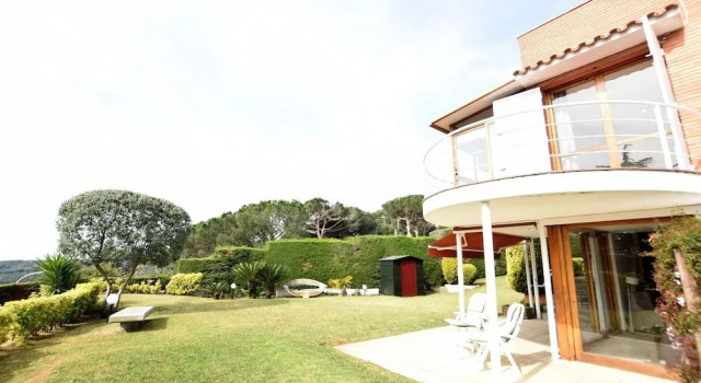 HomeHolidaysRentals Palmeras House - Costa Barcelona, Buchen Sie Hotel Arenys de Munt Katalonien