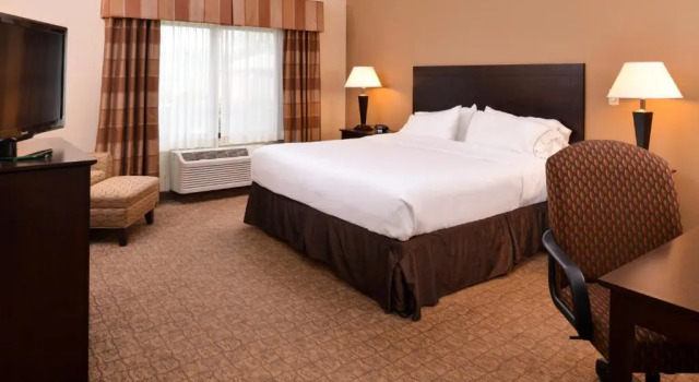 Люкс Holiday Inn Express & Suites Fairmont by IHG