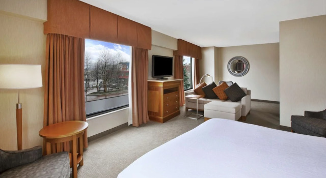 Двухместный номер Corner с видом на воду Hilton Garden Inn Portland Downtown Waterfront
