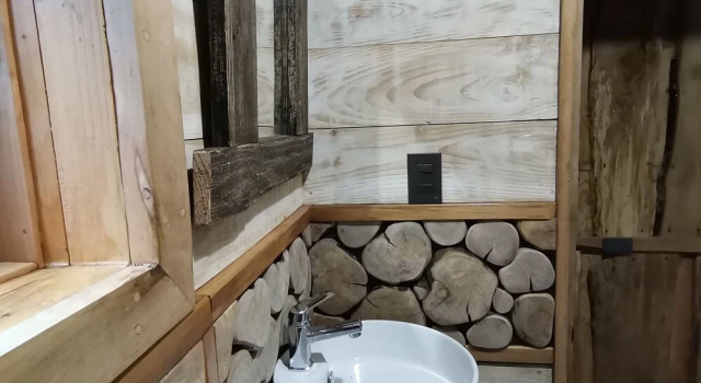 Коттедж с 2 комнатами с балконом Wonderful Rustic Cabin 2, With Native Logs, on the Banks of the Trancura River