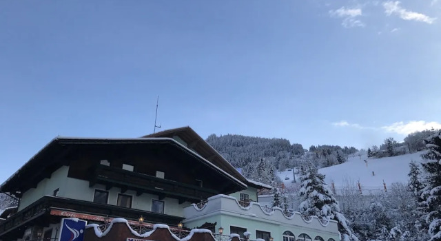 Hotel Rothirsch by Skinetworks