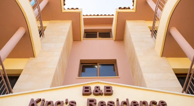 B&B King's Residence, Boek Bed and Breakfast Hotels in Paphos met parkeren, in de buurt van Faros Beach, Parkeren