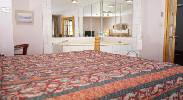 Люкс Deluxe McIntosh Country Inn & Conference Centre