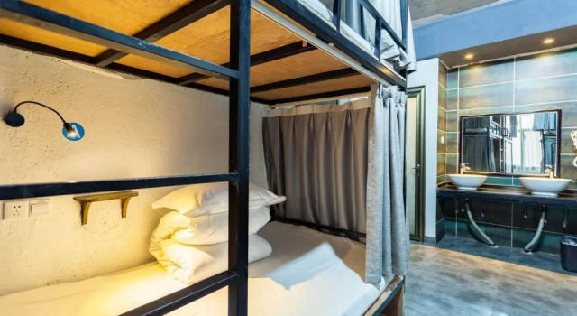 Кровать в общем номере (мужской номер) Comma Travel International Youth Hotel