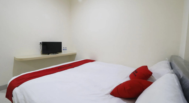 RedDoorz Plus near Mall Ciputra Jakarta