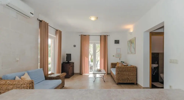 Amazing Home in Dobropoljana With 6 Bedrooms and Outdoor Swimming Pool, Rezerwuj Hotel Hotele w Pasman Island z parkingiem, Parking