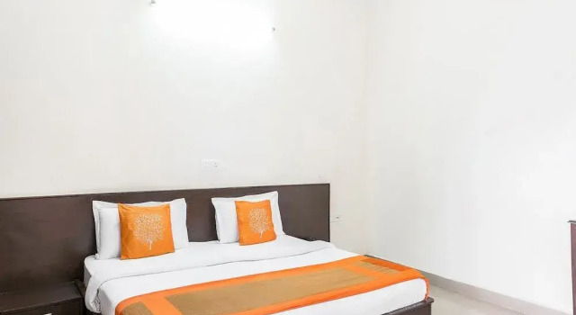 Capital O 15929 Comfort Residency, Забронировать Отель Нойда штат Уттар-Прадеш