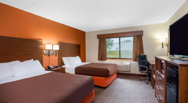 Четырёхместный номер Standard AmericInn by Wyndham Tomah