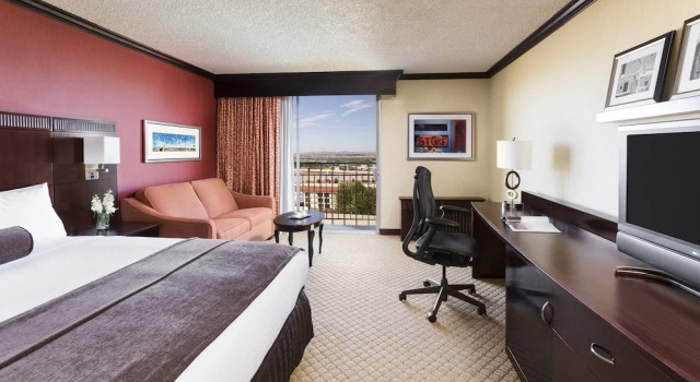 Номер Standard с балконом Crowne Plaza Albuquerque by IHG