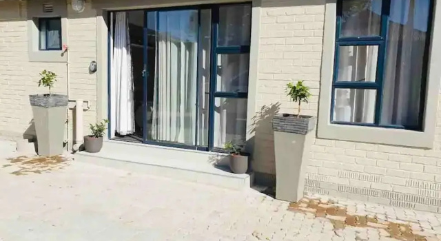 Hütte Contemporary 2 bed in Suburbs - 2080