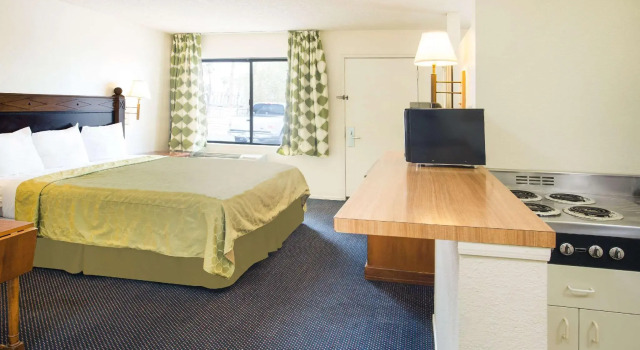 Четырёхместный номер Standard Travelodge by Wyndham Indio