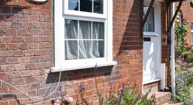 The Pepper Pot Sleeps 4 Sunlit Garden