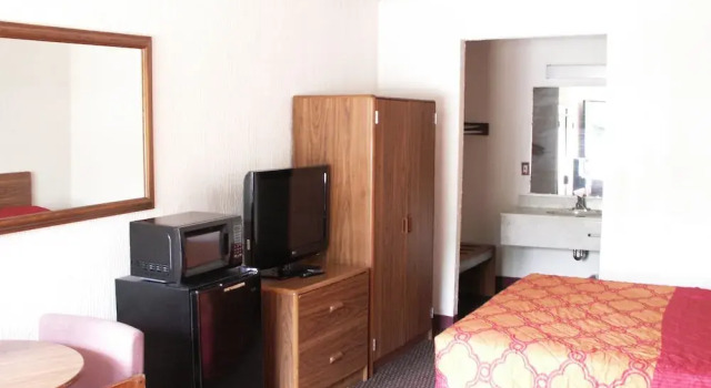 Четырёхместный номер Standard Inn of Knoxville