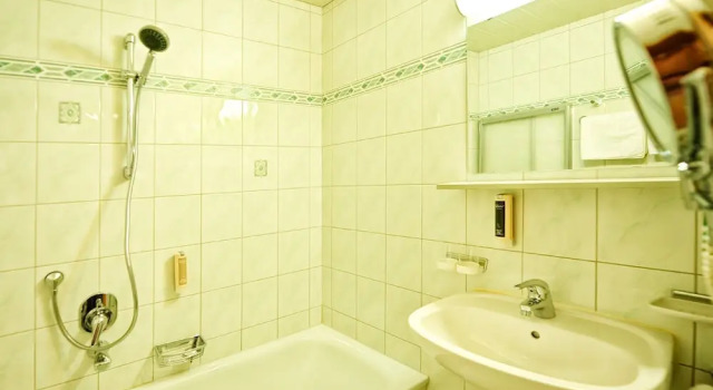 Четырёхместный номер Standard с балконом и с видом на горы Hotel Theresia