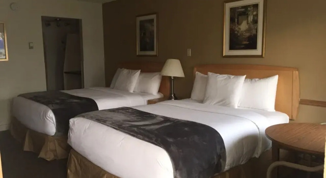 Четырёхместный номер Deluxe Eastglen Inn