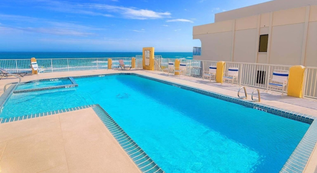 Апартаменты Penthouse Beachfront Views Renovated 4 Bedroom Condo