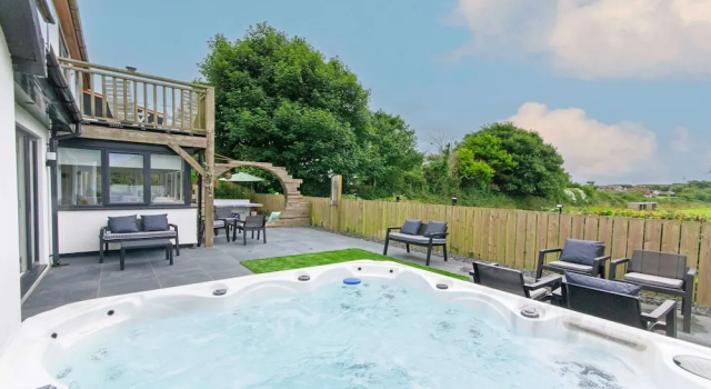 Коттедж с балконом Bag-end House 7 Bedrooms, Sleeps 14, Hot Tub