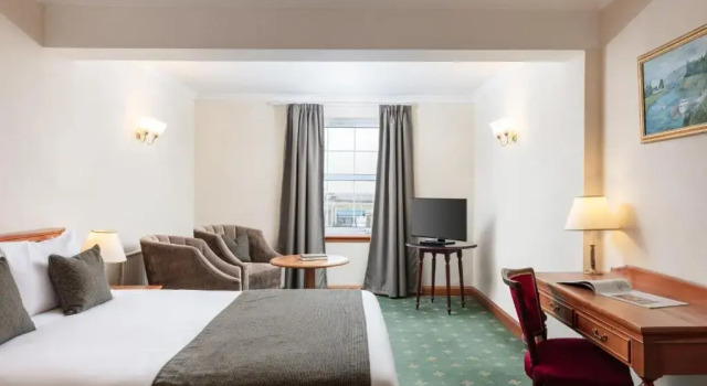 Семейный номер Standard с видом на озеро North West Castle Hotel